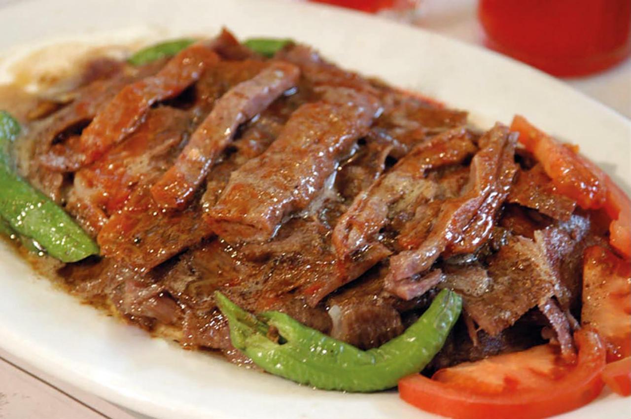 Iskender kebab, one of Bursa's best-known local dishes, is served with tomatoes, grilled peppers, yogurt and pide bread. (Photo via Ministry of Culture and Tourism)