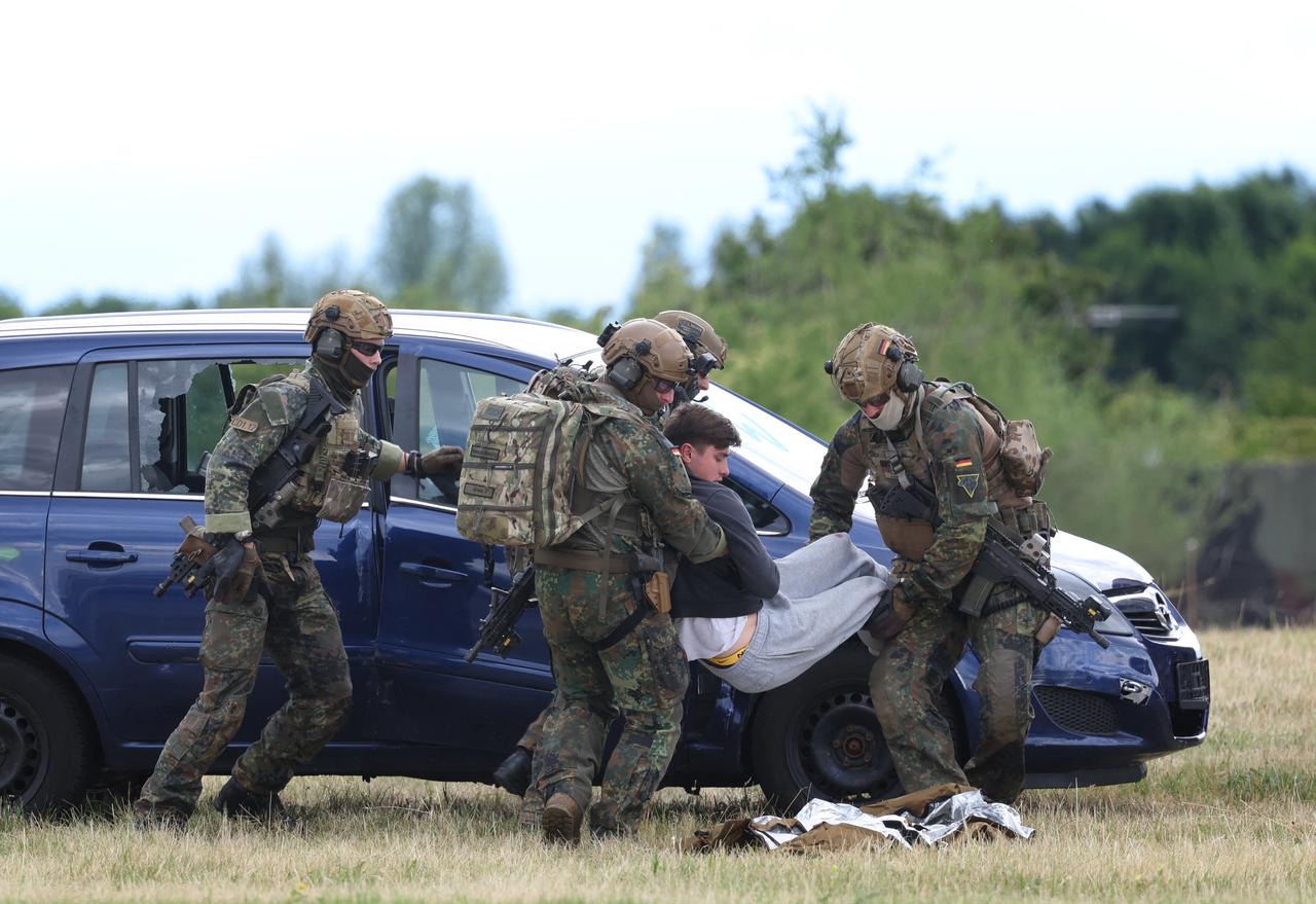 Special forces soldiers carry an extra during a simulated rescue operation during the Armed Forces Day at the Bundeswehr University Munich on June 6, 2026. (AFP Photo)