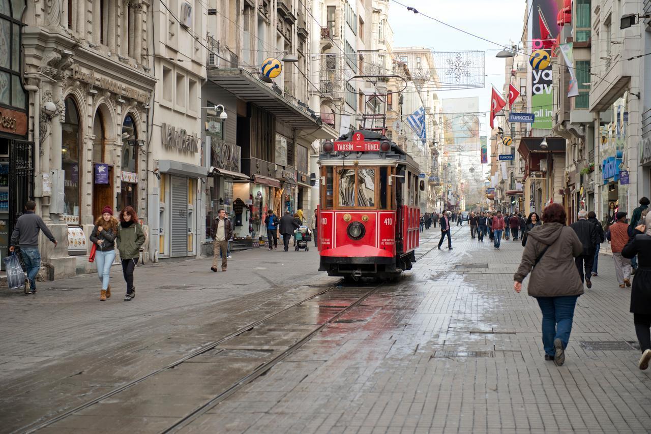 This photo shows the tramway in Istiklal Street of Istanbul, Türkiye, accessed on June27, 2026. (Adobe Stock Photo)