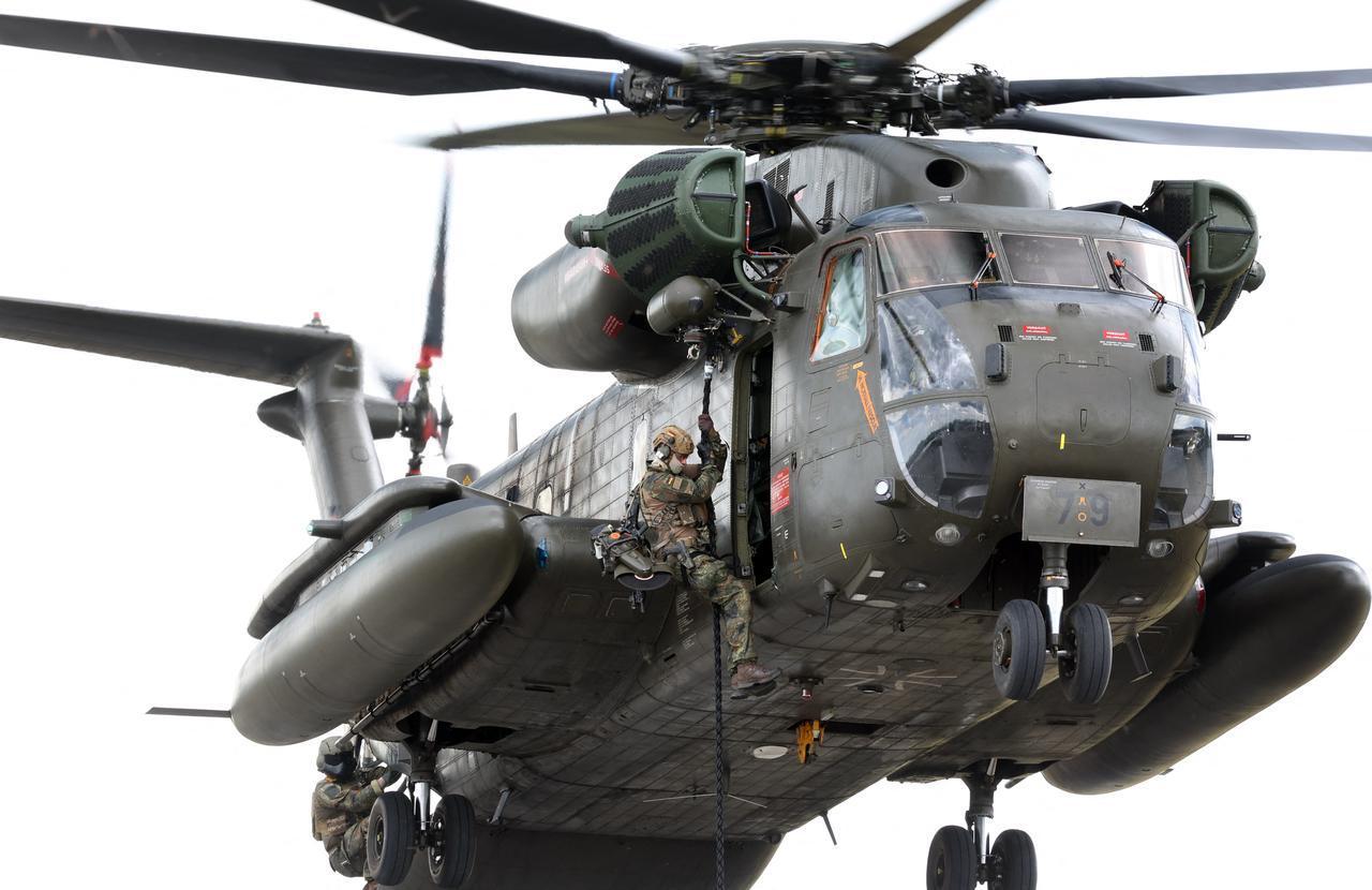 A special forces soldier abseils from a CH-53 helicopter during a simulated rescue operation during the Armed Forces Day at the Bundeswehr University Munich, June 6, 2026. (AFP Photo)