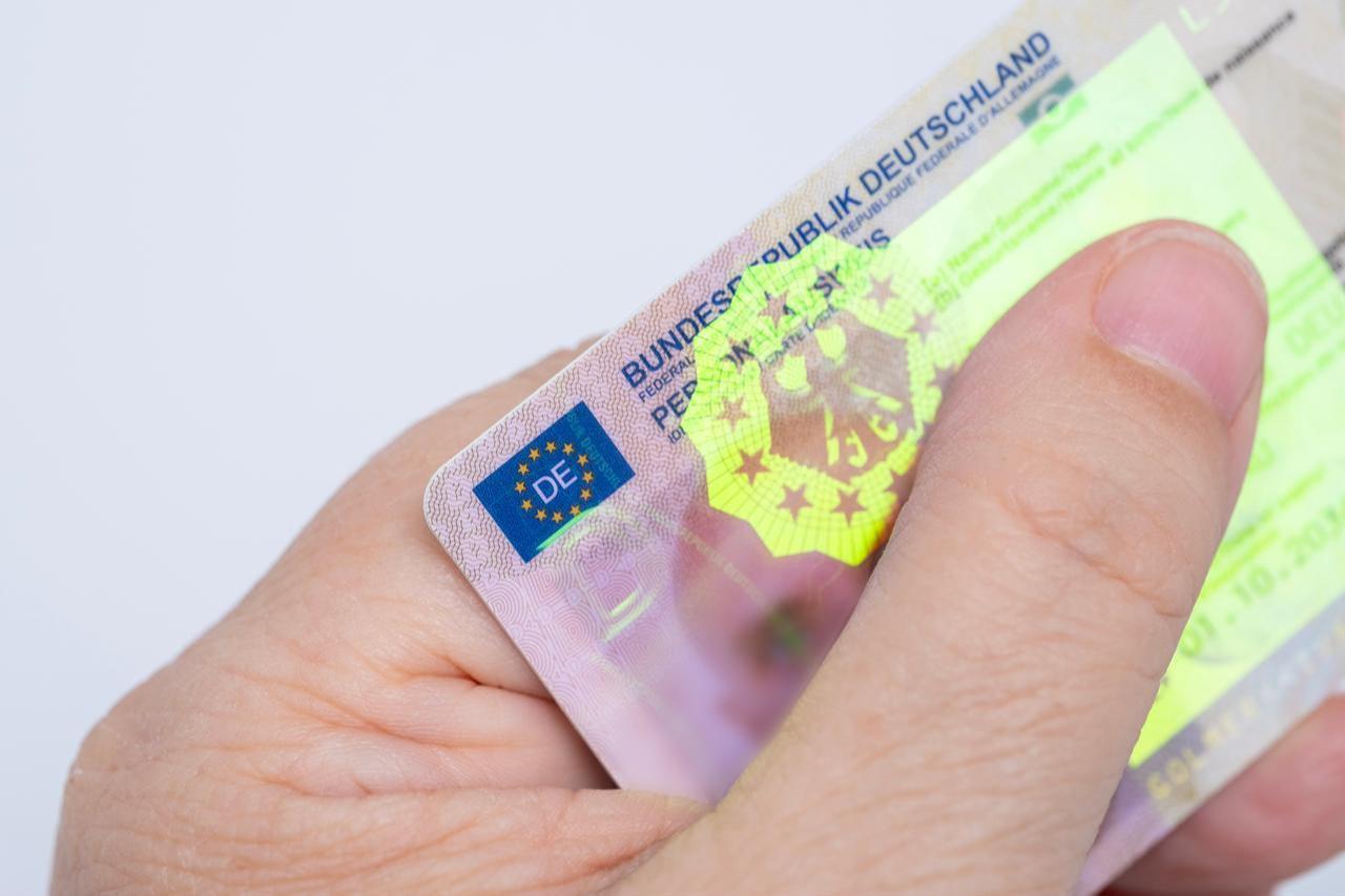 The photo shows a person holding a German identity card in Frankfurt, May 29, 2025. (Adobe Stock Photo)