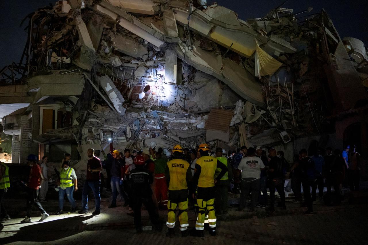 Members of CEMED (Cuerpo Especializado de Mitigación a Emergencias y Desastres) look for survivors at a collapsed hotel in La Guaira, June 27, 2026. (AFP Photo)