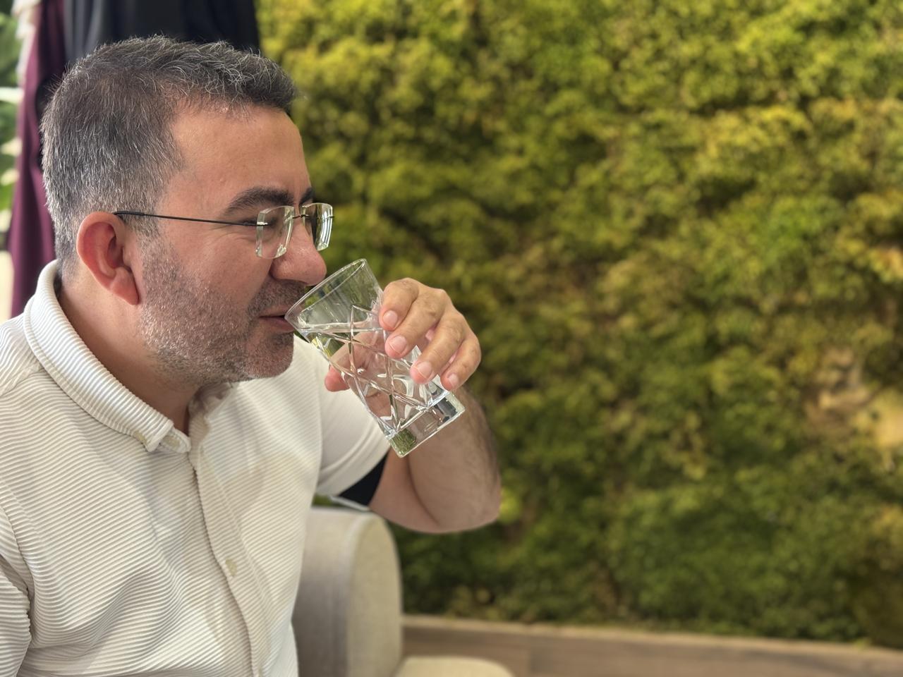 A man drinks water in an undated photo, as experts recommend increased fluid intake and light, water-rich foods during hot summer weather. (AA Photo)