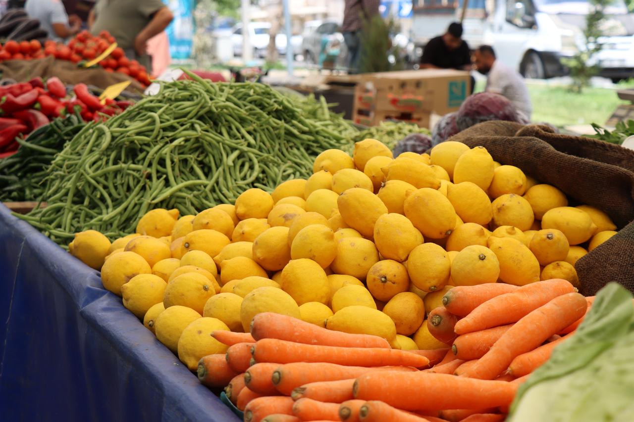 Fresh vegetables and lemons are displayed at a market in an undated photo, as experts recommend light, water-rich foods during hot summer weather. (AA Photo)