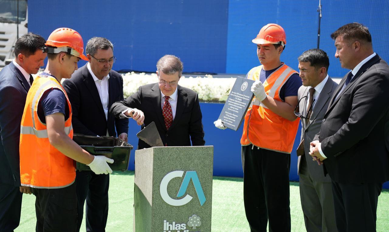 Ihlas Holding Chairman Ahmet Mucahid Oren (center) places the commemorative capsule during the groundbreaking ceremony for the Kazarman Hydropower Plant project alongside Kyrgyz President Sadyr Japarov (third from left) and Kyrgyz Energy Minister Altinbek Rysbekov (far right) in Kyrgyzstan, June 25, 2026. (IHA Photo)
