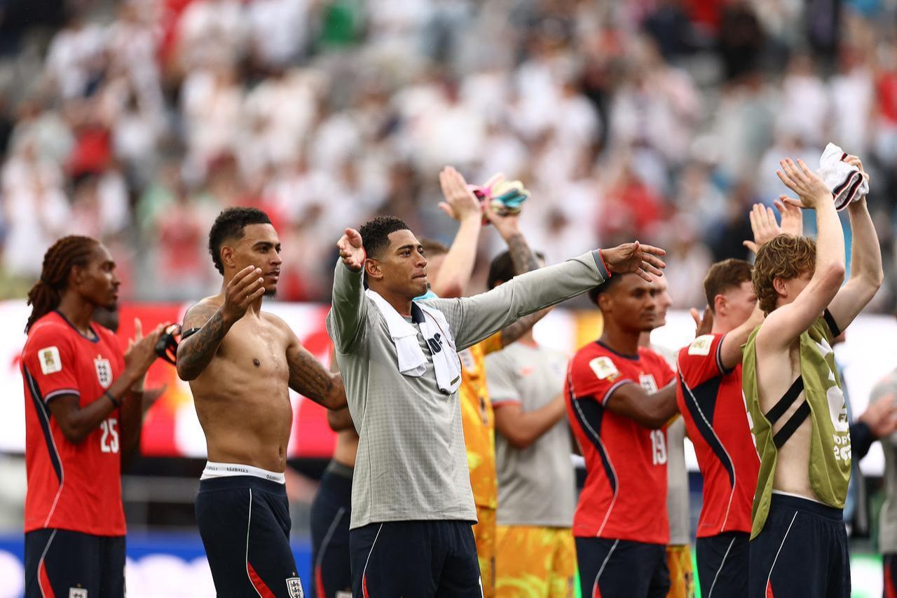 England's midfielder #10 Jude Bellingham (C) and teammates cheer fans after winning the 2026 World Cup Group L football match between Panama and England at the New York/New Jersey Stadium in East Rutherford, June 27, 2026.  (AFP Photo)