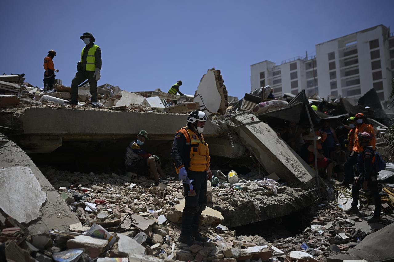 Venezuelan Civil Defense staffers take a break while searching for victims of the twin earthquakes, in Caraballeda, La Guaira State, some 40 km northeast of Caracas, June 27, 2026. (AFP Photo)