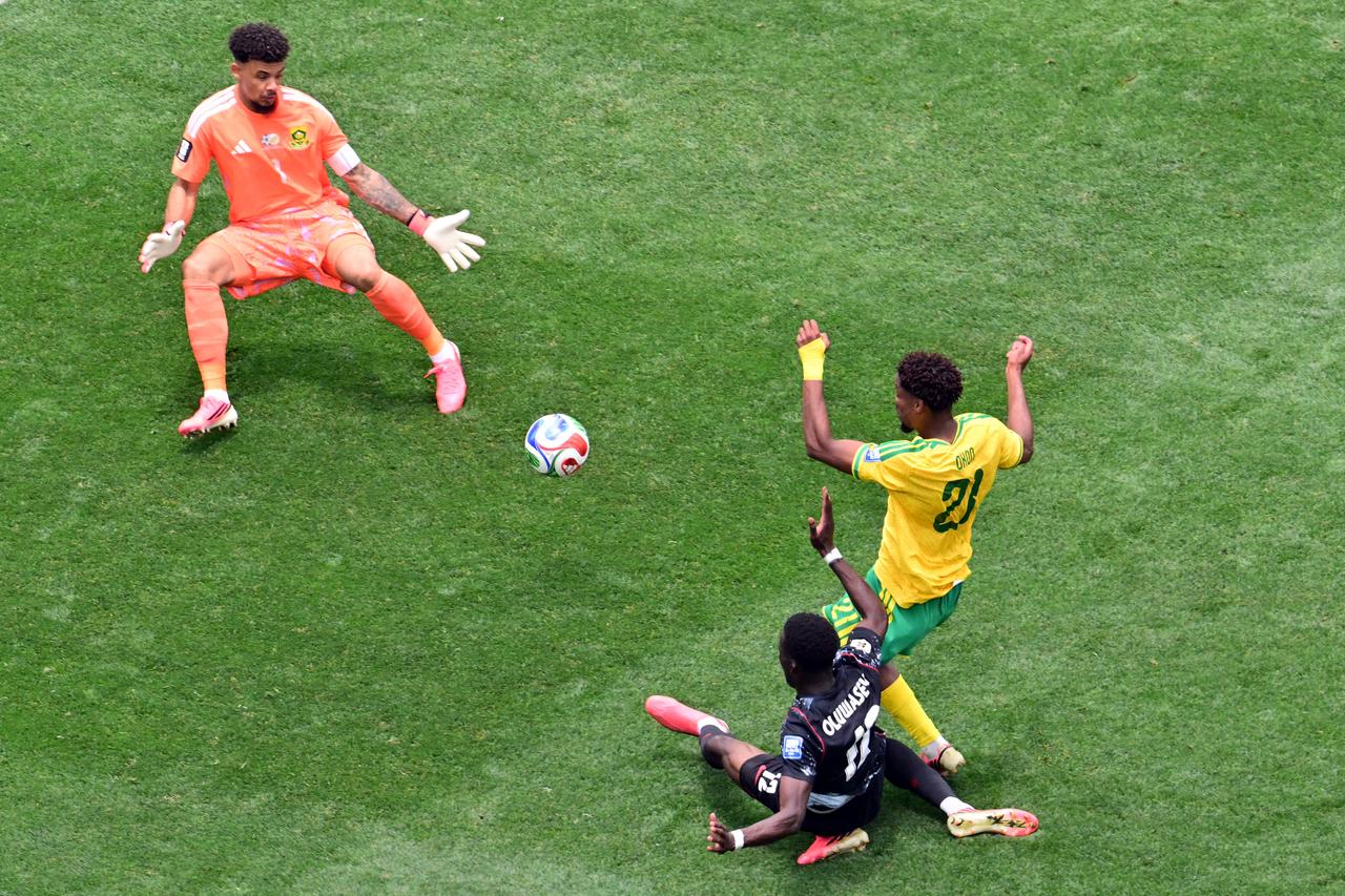 Canada's forward #12 Tani Oluwaseyi kicks the ball and misses a chance past South Africa's goalkeeper #01 Ronwen Williams and defender #21 Ime Okon during the 2026 World Cup round of 32 football match between South Africa and Canada at the Los Angeles Stadium in Inglewood, June 28, 2026. (AFP Photo)