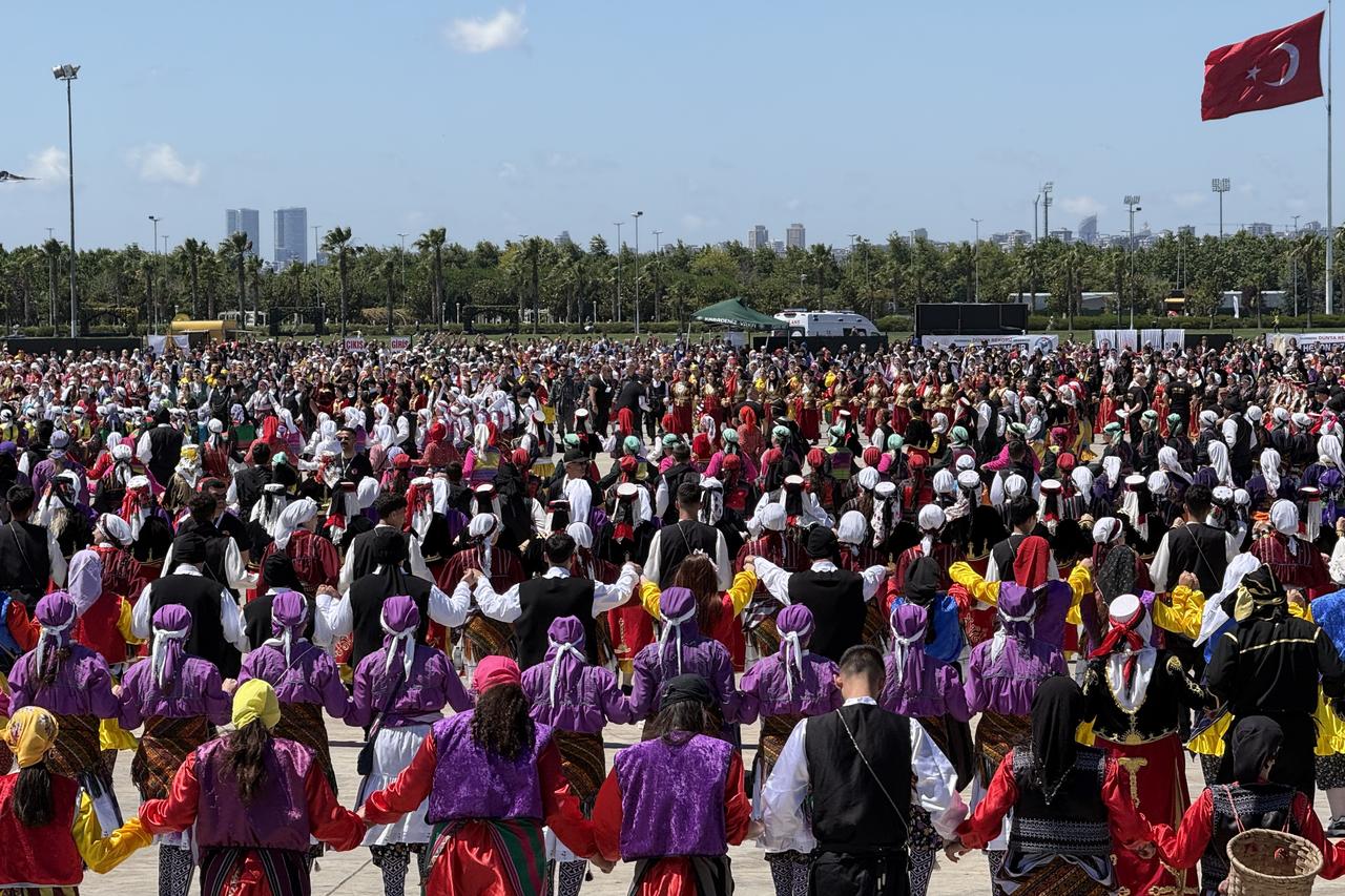 Istanbul horon dance sets Guinness record with 5,000 performers