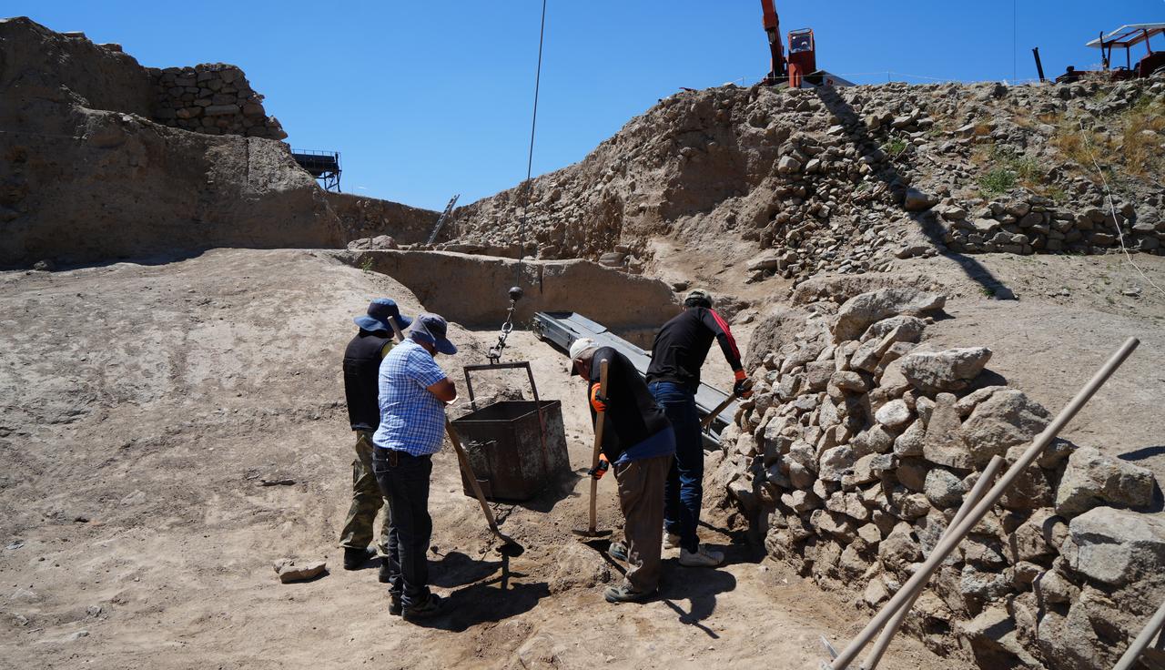 Archaeology team members work near stone remains at the Buklukale excavation site in Kirikkale, central Türkiye. (IHA Photo)