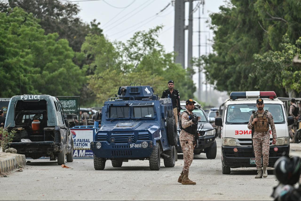 Security personnel stand guard at the end of a clearance operation following an alleged explosion and a militant attack in Karachi, June 28, 2026. (AFP Photo)