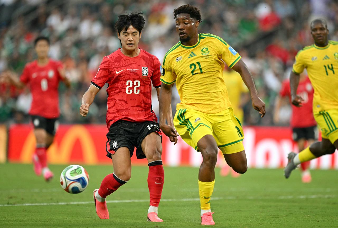 South Korea's defender #22 Seol Young-woo and South Africa's defender #21 Ime Okon fight for the ball during the 2026 World Cup Group A football match between South Africa and South Korea at the Monterrey Stadium in Guadalupe, Mexico, June 24, 2026. (AFP Photo)