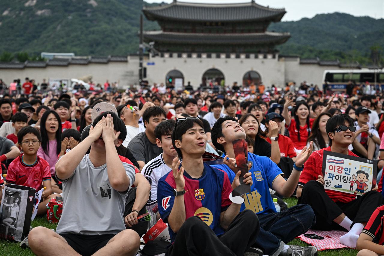 South Korean fans react as they watch the 2026 World Cup football match between South Korea and South Africa on big screens at Gwanghwamun Square in Seoul, South Korea, June 25, 2026. (AFP Photo)