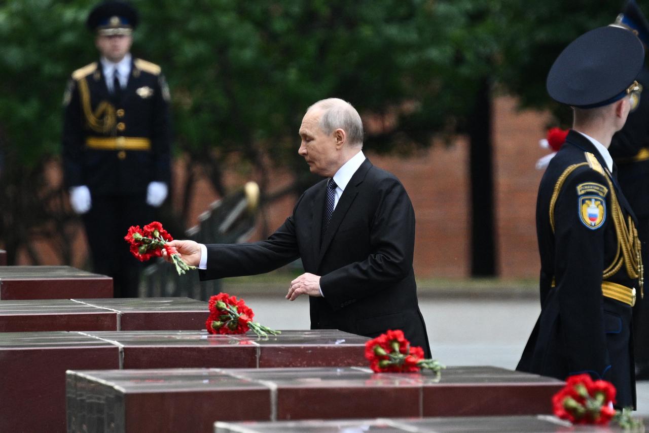 Russia's President Vladimir Putin attends a wreath-laying ceremony at the Tomb of the Unknown Soldier by the Kremlin wall in Moscow, June 22, 2026. (AFP Photo)