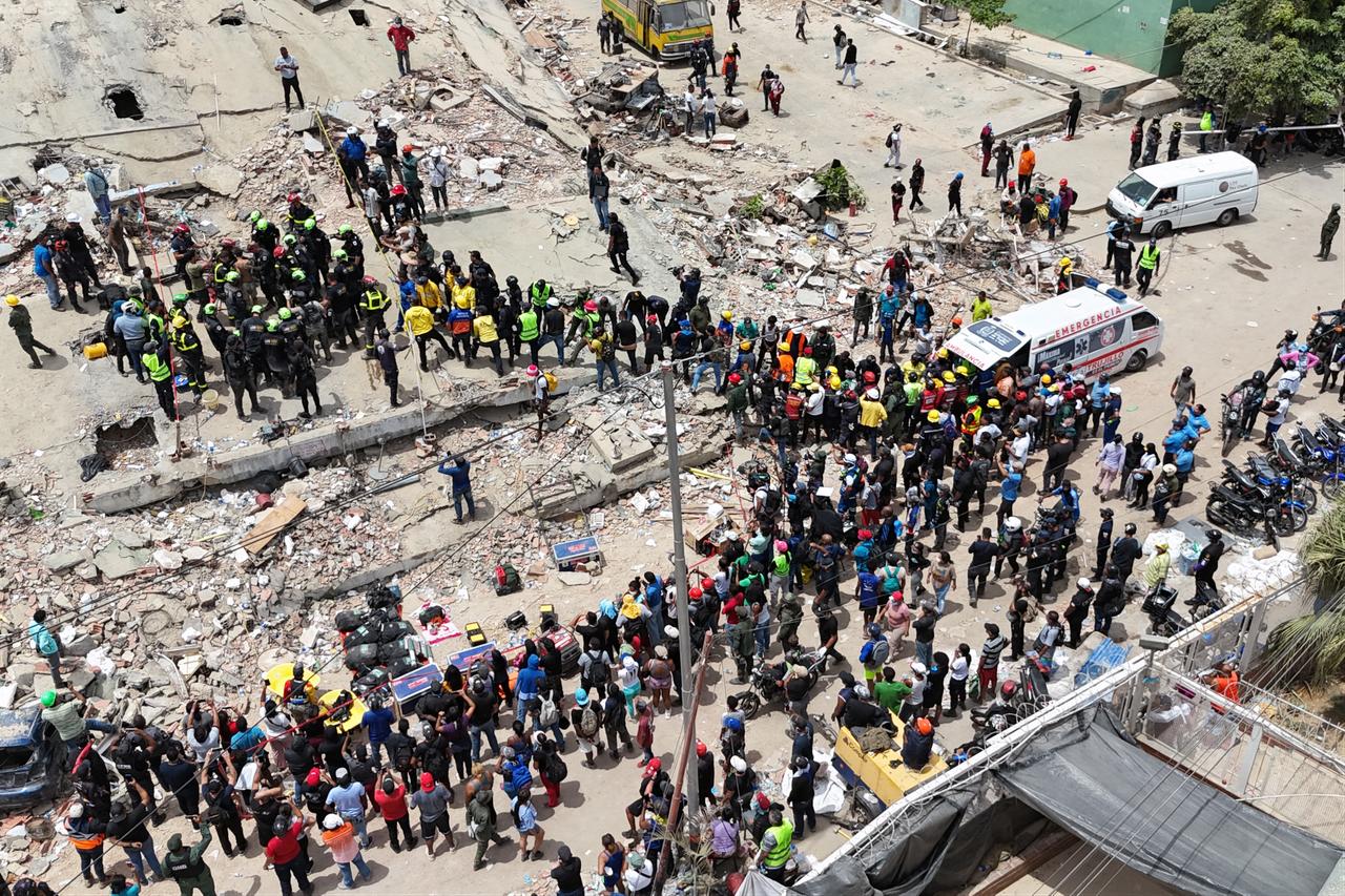 This aerial view shows members of the French Civil Security Training and Intervention Regiment (UIISC 7) and US rescuers taking part alongside other emergency personnel in the rescue of a victim at the site of collapsed buildings in Caraballeda, La Guaira state, Venezuela, on June 28, 2026, following earthquakes. (AFP Photo)
