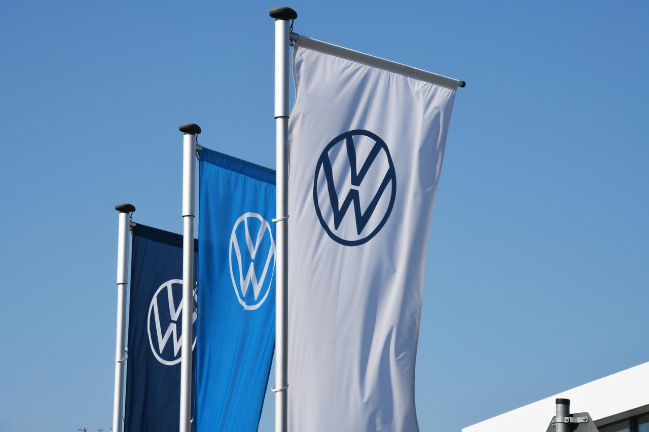 Volkswagen scraps €1.5B Bosch self-driving tie-up amid 100,000 job cuts