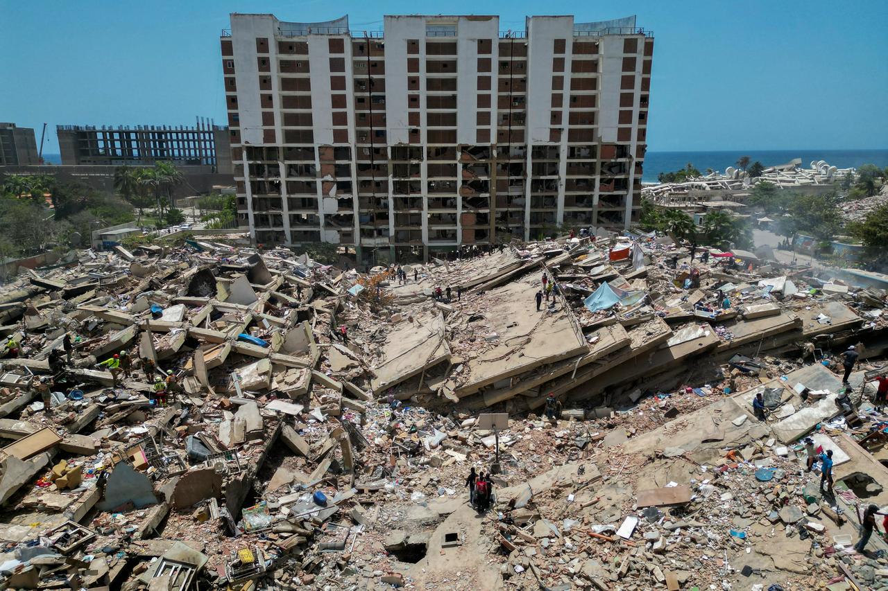 This aerial view shows rescuers and volunteers working amid the rubble of collapsed buildings in Caraballeda, La Guaira state, Venezuela, on June 27, 2026, following earthquakes. (AFP Photo)