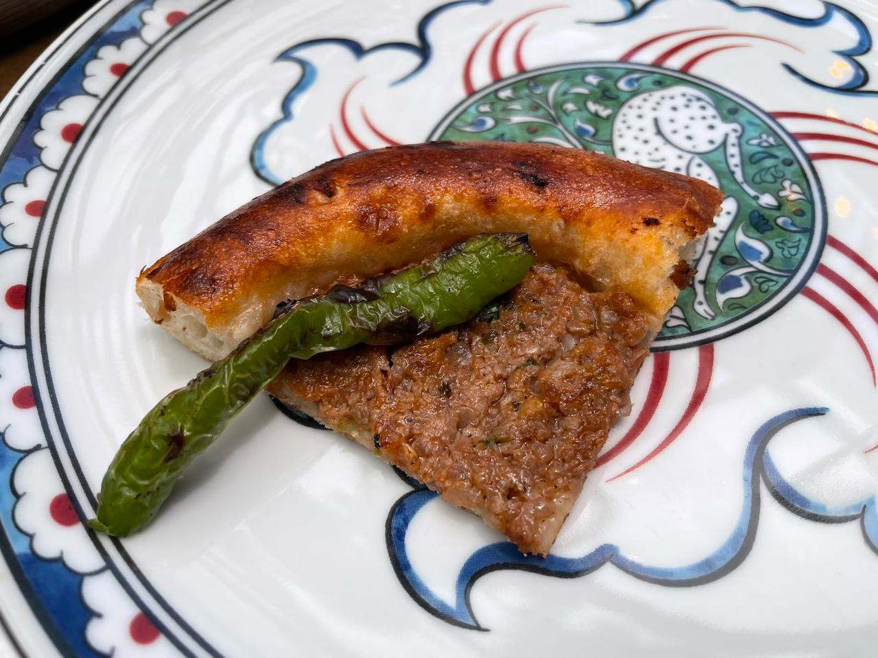Cantik pide, a Bursa-style baked flatbread, is served with a grilled green pepper at Zennup 1844 in Bursa, Türkiye. (Photo by Koray Erdogan/Türkiye Today)