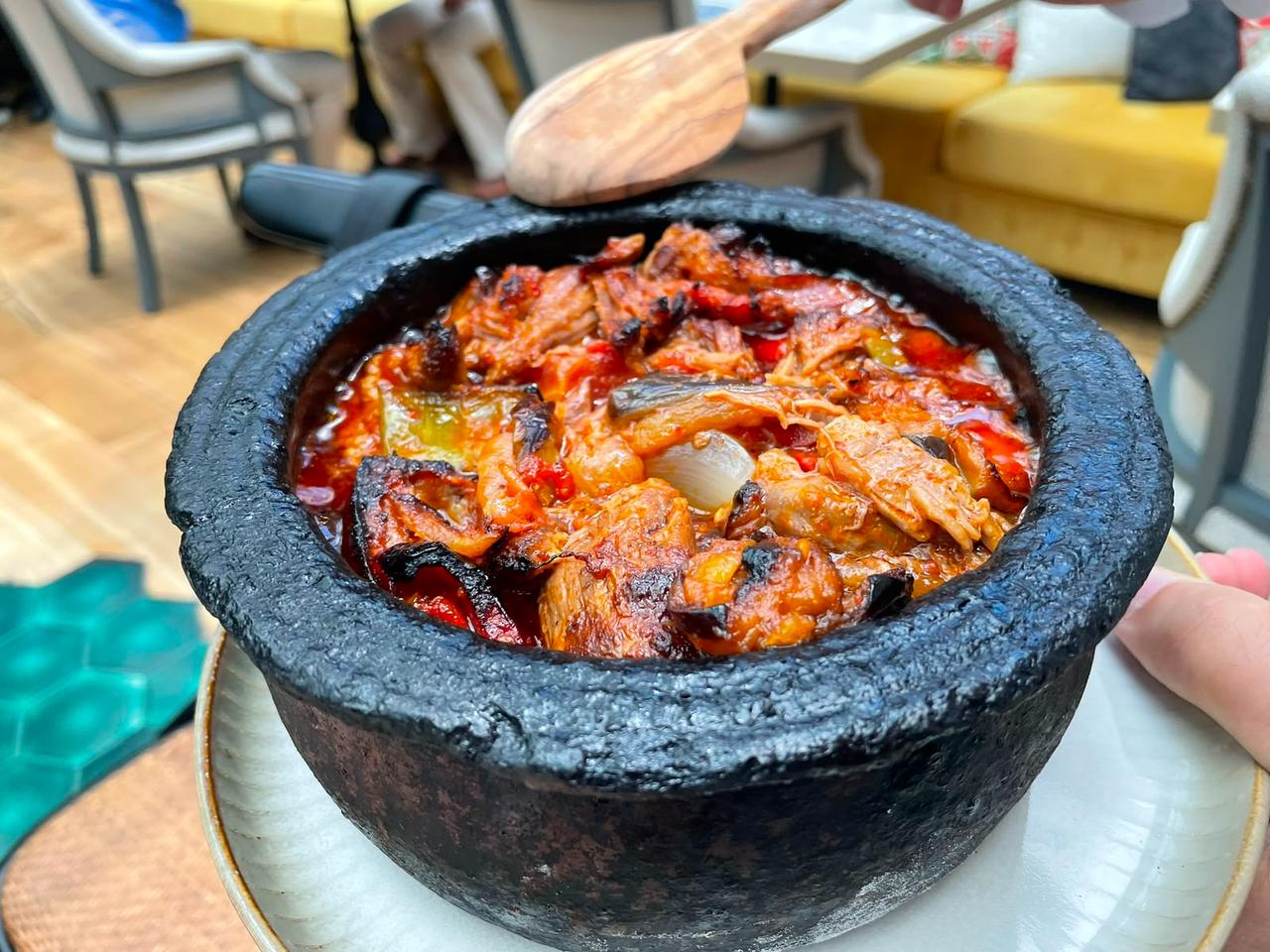 Kestel guveci, a slow-cooked meat dish served in a black earthen pot, is presented at Zennup 1844 in Bursa, Türkiye. (Photo by Koray Erdogan/Türkiye Today)