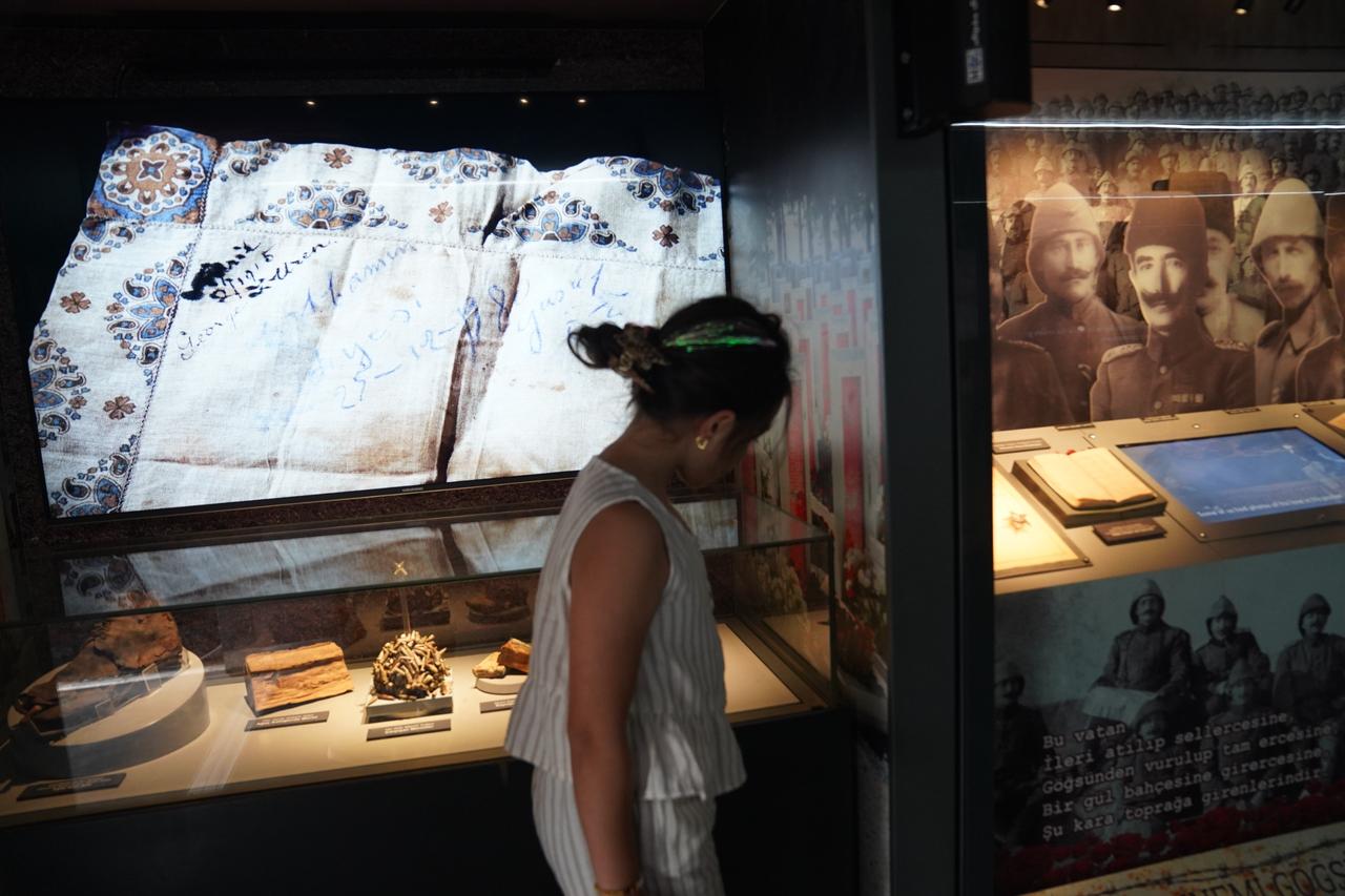 A visitor examines exhibits at the Canakkale Wars Mobile Museum, which presents photographs, documents, wartime objects and digital content on the Gallipoli campaign. (AA Photo)