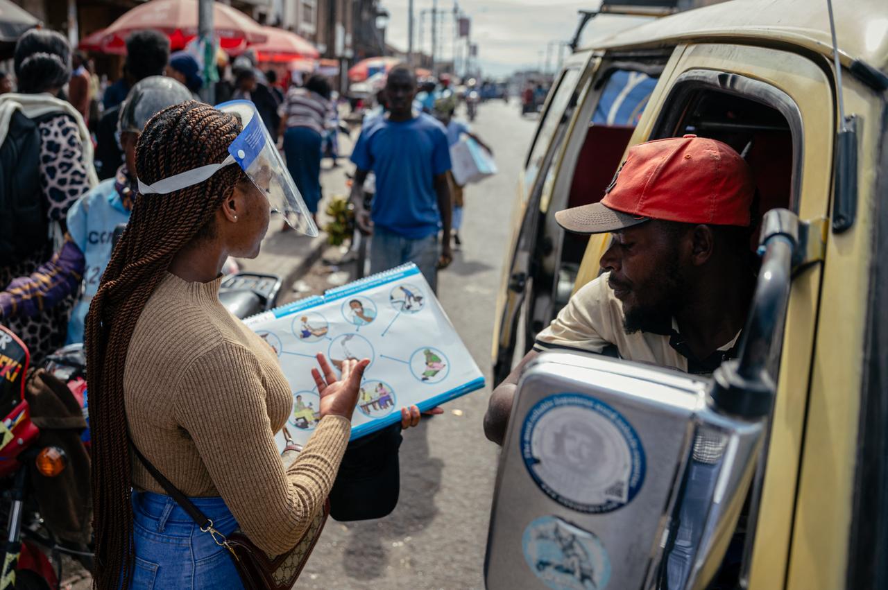 Young members of the “U Report Goma” group continue their awareness activities at Alanine market using megaphones and focus group discussions as part of Ebola prevention and awareness measures in Goma, May 29, 2026. (AFP Photo)