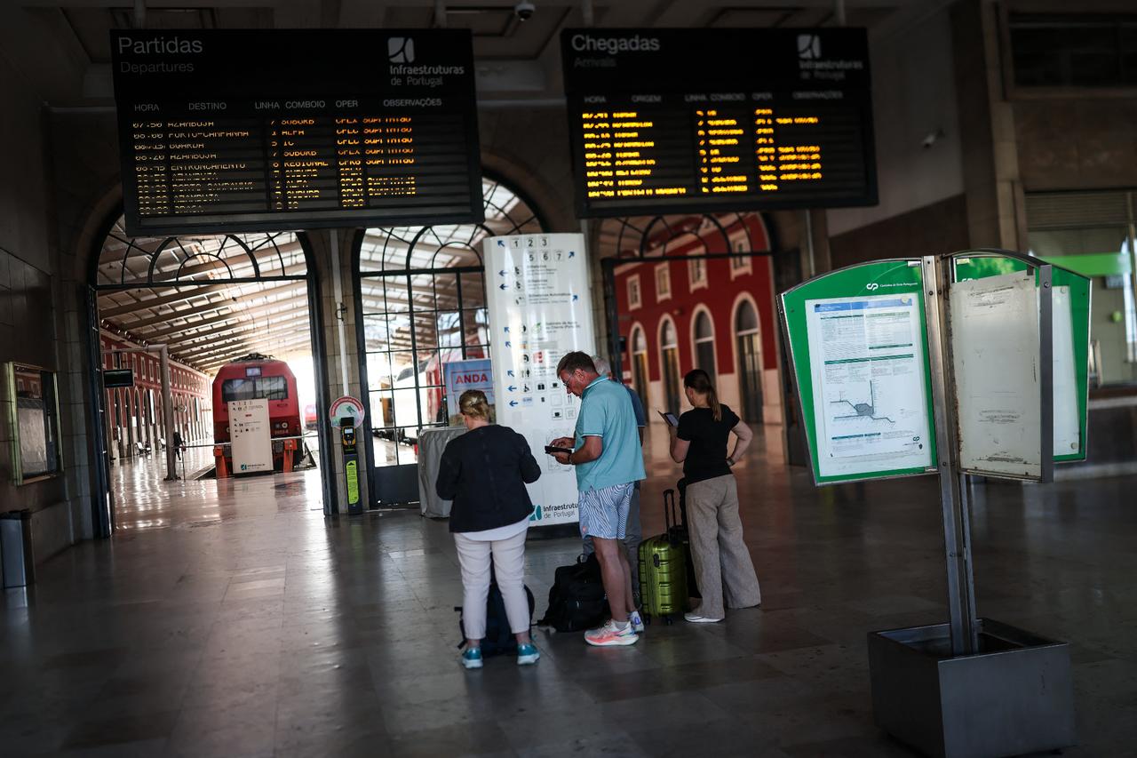 Portugal's CGTP strike cancels hundreds of flights, closes schools and metro