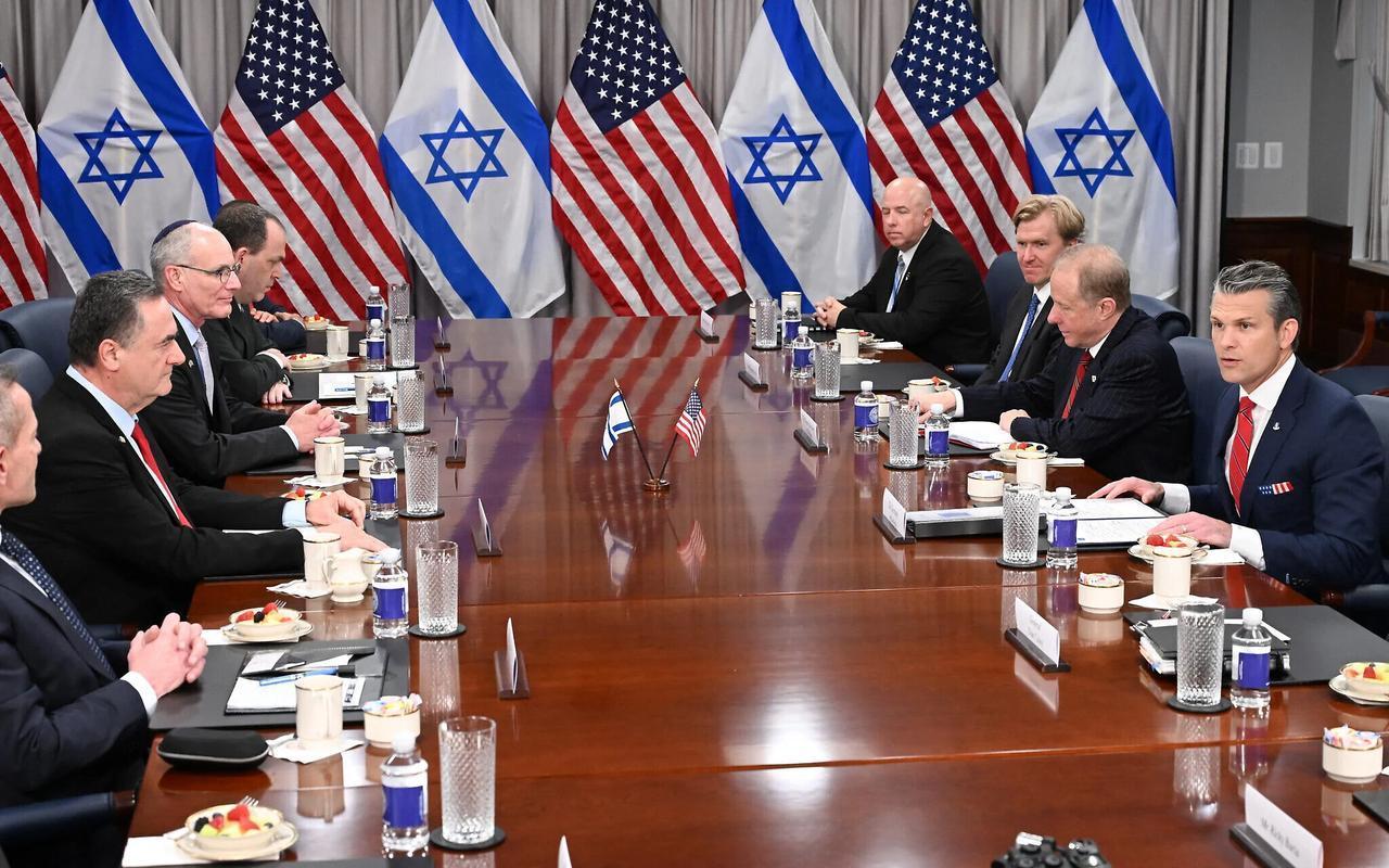 US Secretary of Defense Pete Hegseth (R) meets with Defense Minister Israel Katz (second from left) at the Pentagon in Washington, DC, on July 18, 2025. (AFP Photos)