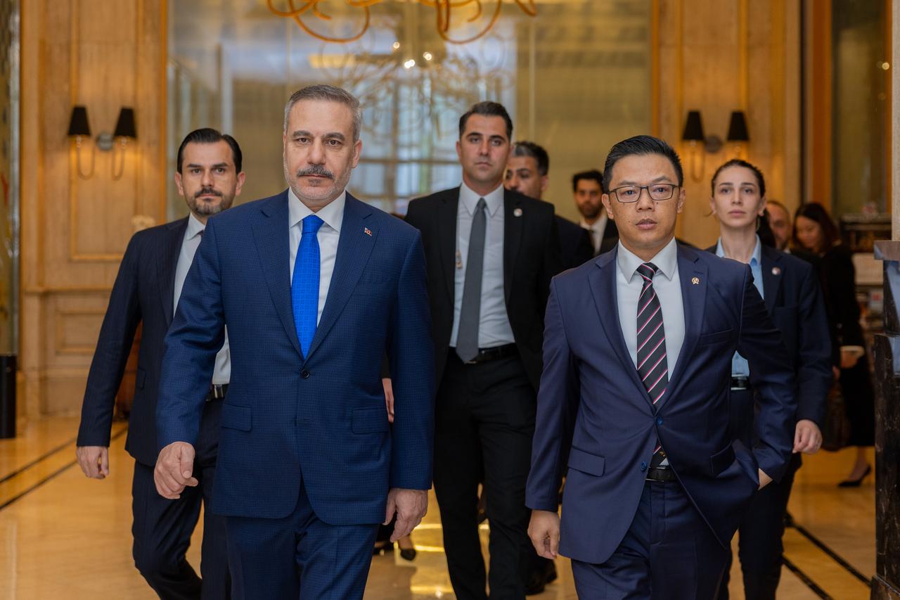 Turkish Foreign Minister Hakan Fidan (L) meets with Indonesian Foreign Minister Sugiono in Jakarta, Indonesia, June 3, 2026. (AA Photo)