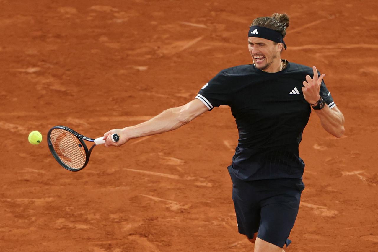 Zverev marches into Roland Garros last four, Kostyuk and Andreeva follow