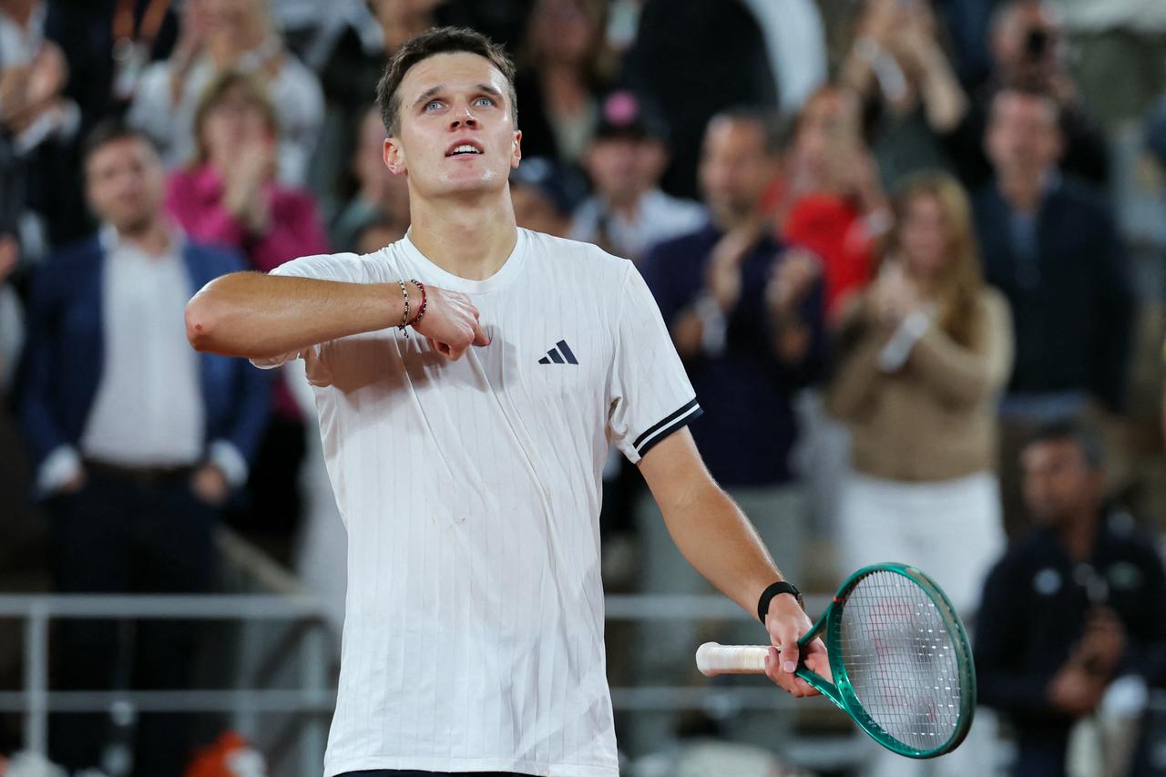 Czech Republic's Jakub Mensik celebrates after winning against Brazil's Joao Fonseca at the end of their men's quarter final singles match on day 10 of the French Open tennis tournament on Court Philippe-Chatrier at the Roland-Garros Complex in Paris, June 2, 2026. (AFP Photo)