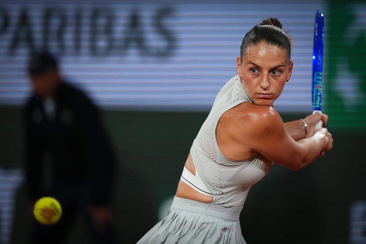 Ukraine's Marta Kostyuk plays a backhand return to Ukraine's Elina Svitolina during their women's quarter final singles match on day 10 of the French Open tennis tournament on Court Philippe-Chatrier at the Roland-Garros Complex in Paris, June 2, 2026. (AFP Photo)