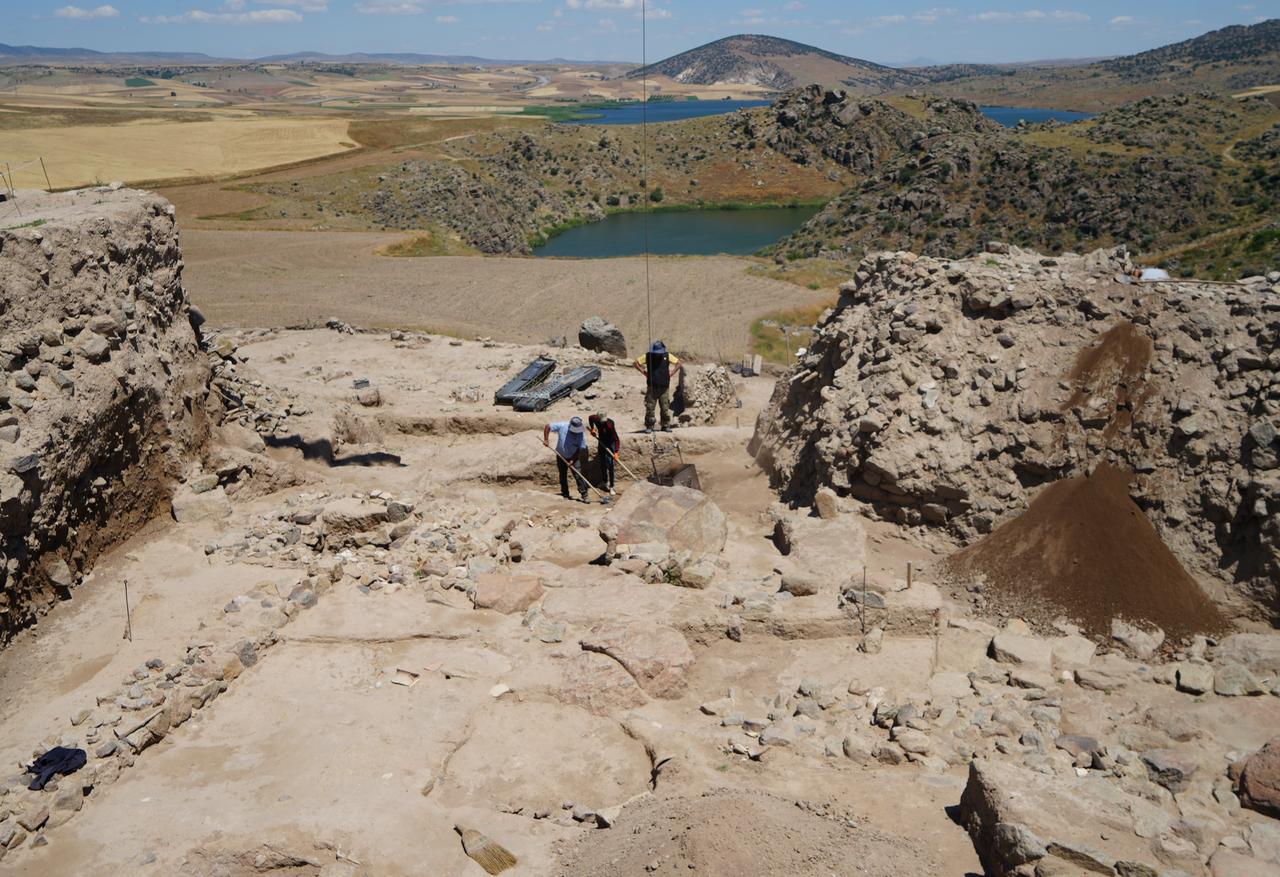 A general view shows the Buklukale excavation area near the Kizilirmak River in Kirikkale, central Türkiye. (IHA Photo)