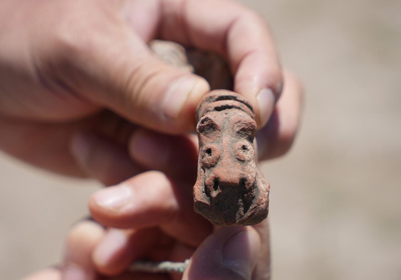 An animal-headed artifact uncovered at Buklukale is displayed during the excavation work. (IHA Photo)