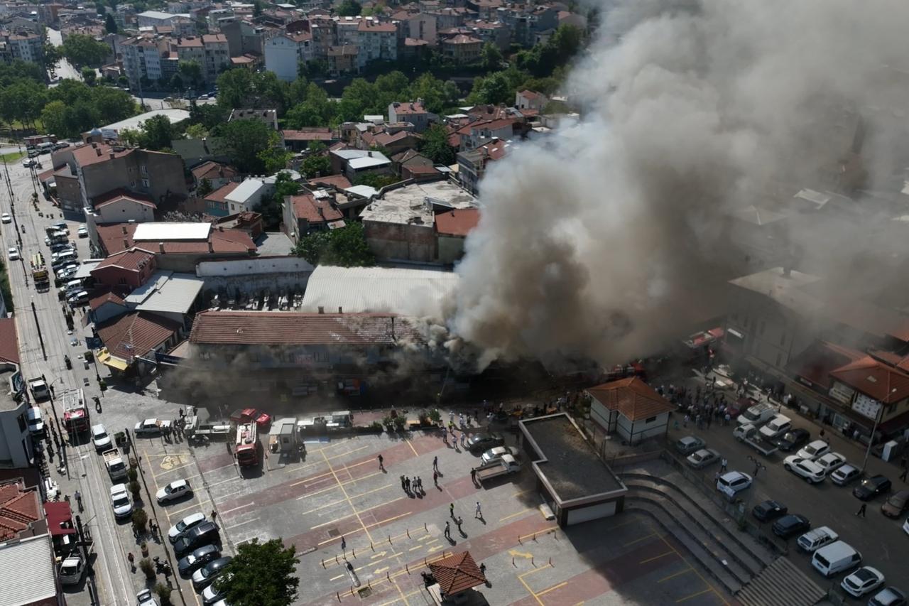 Fire hits Bursa’s historic Kayhan Bazaar as smoke rises over city