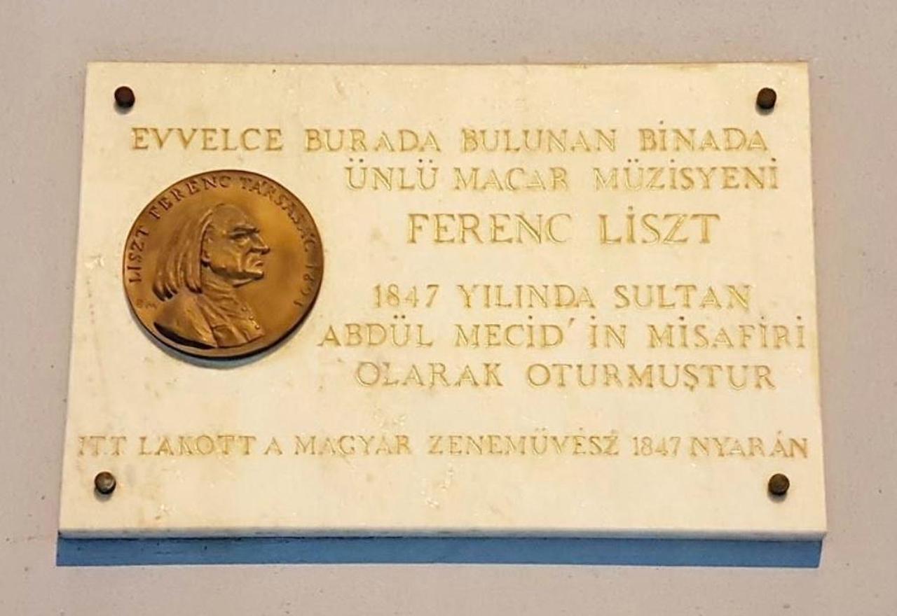 Commemorative plaque on Istanbul’s Nur-u Ziya Sokak marking the place where Franz Liszt stayed during his 1847 visit to the Ottoman capital. (Photo via Wikimedia)