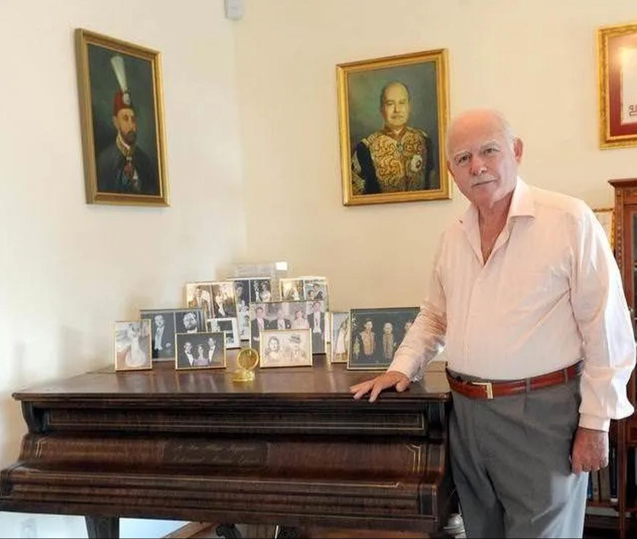 Sultan Murad V’s Erard piano, preserved by his descendants, seen with Prince Osman Selaheddin Osmanoglu. (Photo via Sabah)