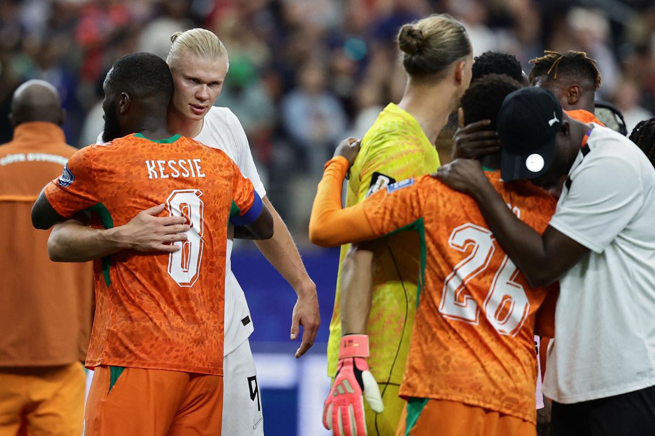 Ivory Coast's midfielder #08 Franck Kessie (L) is comforted by Norway's forward #09 Erling Braut Haaland (2ndL) at the end of the 2026 World Cup round of 32 football match between Ivory Coast and Norway at the Dallas Stadium in Arlington on June 30, 2026.  (AFP Photo)