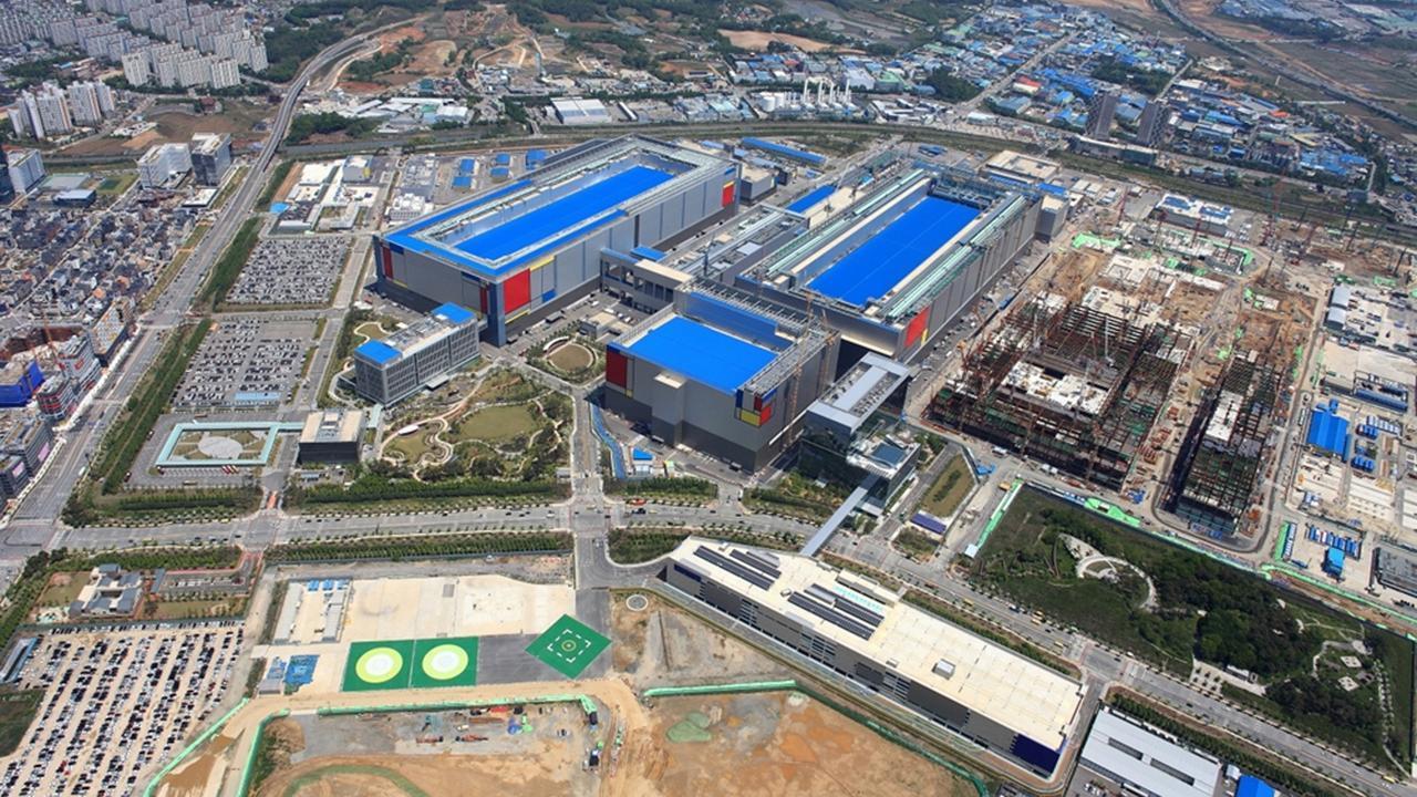 On the photo, the Samsung Electronics chip production plant located in Pyeongtaek, South Korea. (via SamMobile)