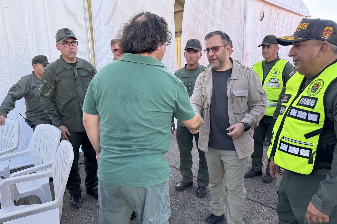 Venezuelan ministers visit Turkish rescuers as quake burials begin