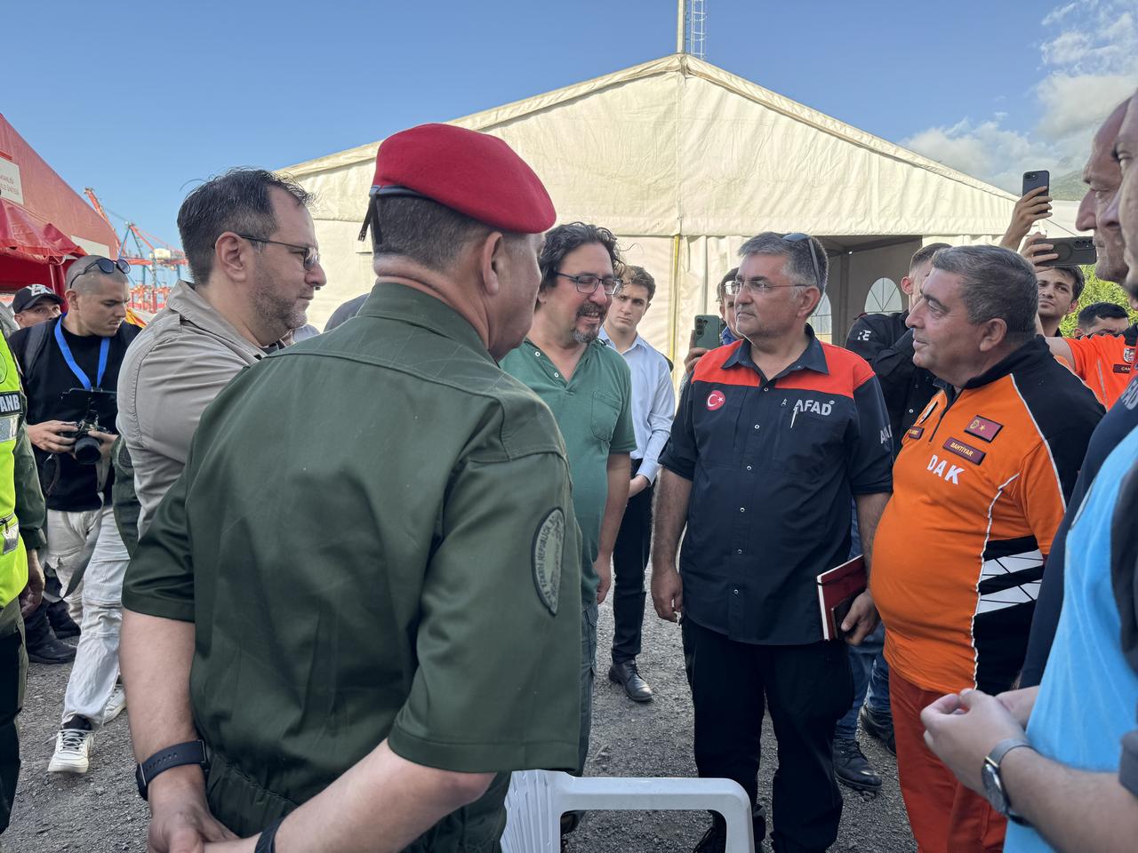 Venezuelan Defense Minister Gustavo Gonzalez Lopez and Foreign Minister Yvan Gil (left) visited the Turkish search and rescue teams working in the field following the two major earthquake disasters, June 30, 2026. (AA Photo)
