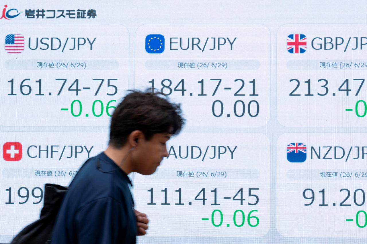 Yen hits 40-year low on strengthening dollar, US-Japan rate gap