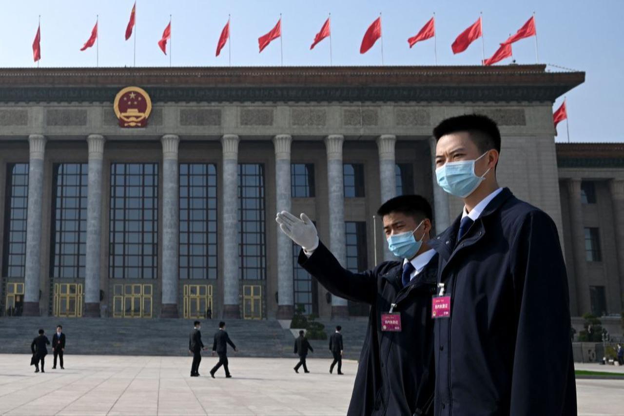 Security guards stand outside the Great Hall of the People ahead of the opening session of the Chinese People's Political Consultative Conference (CPPCC) in Beijing on March 4, 2023. (AFP Photo)