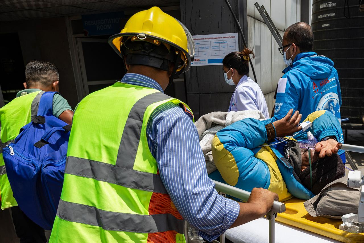 Everest guide presumed dead crawls to base camp after 6 days
