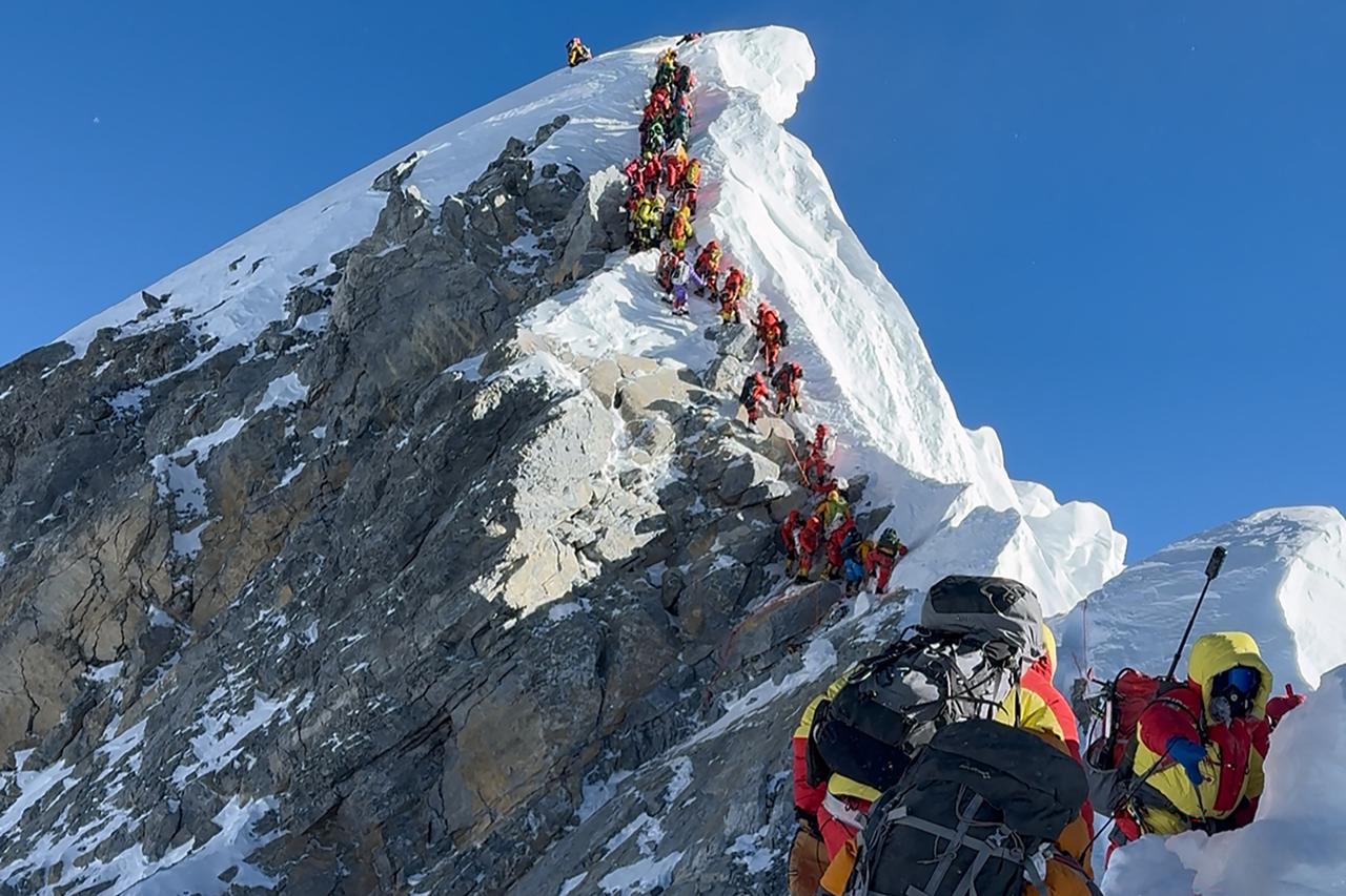 Mountaineers climbing a slope lined up during their ascent from the Hillary Step to summit Mount Everest in Nepal. June 3,2016. (AFP Photo)