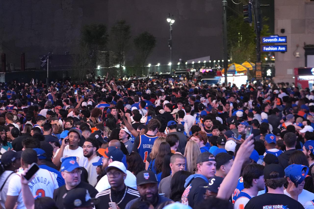 Wild celebrations in New York as Knicks wins NBA Finals opener Image