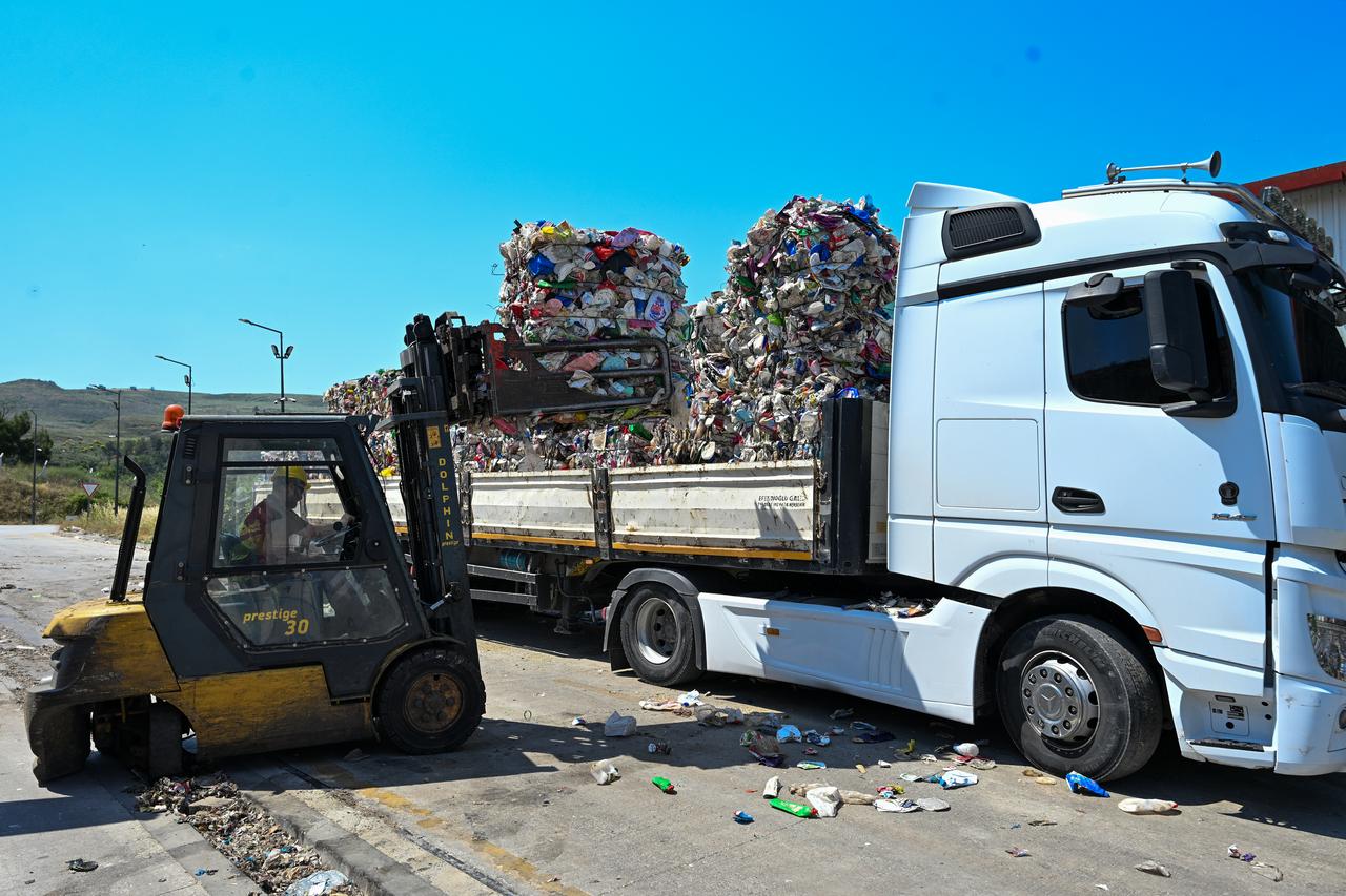 A forklift loads bales of waste onto a truck at the ÇAKAB Integrated Solid Waste Management Facility in Çanakkale, Türkiye, June 5, 2026. (AA Photo)