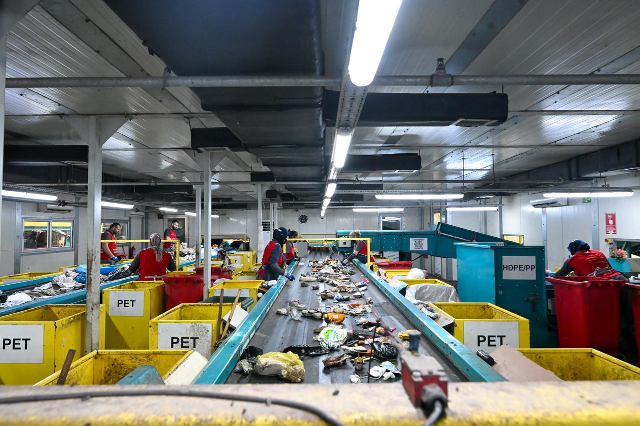 Workers sort waste on a conveyor belt at the ÇAKAB Integrated Solid Waste Management Facility in Çanakkale, Türkiye, June 5, 2026. (AA Photo)