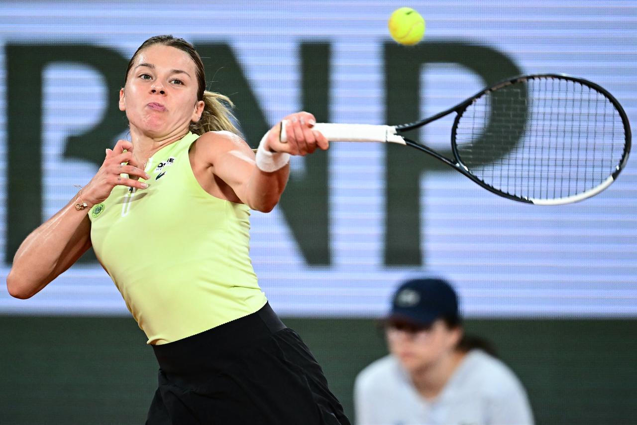 Poland's Maja Chwalinska plays a forehand return to Russia's Diana Shnaider during their women's semi final singles match on day 12 of the French Open tennis tournament on Court Philippe-Chatrier at the Roland-Garros Complex in Paris, June 4, 2026. (AFP Photo)