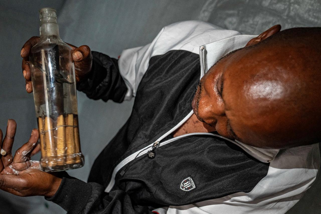 Mistrust of medics drives Ebola patients to traditional healers in DR Congo