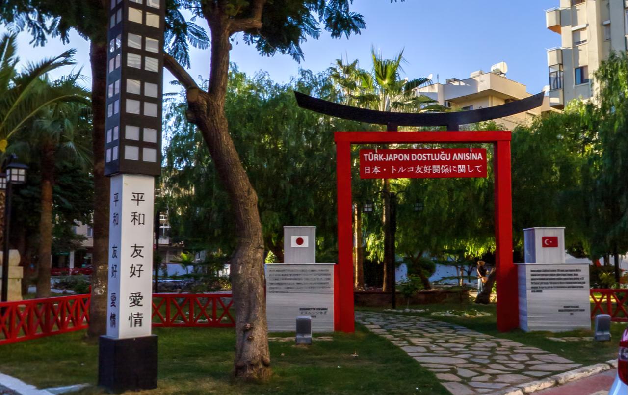 A Turkish-Japanese friendship memorial gate is seen on Kushimoto Street in Mersin, Türkiye, (Photo via vr.mersin.bel.tr)